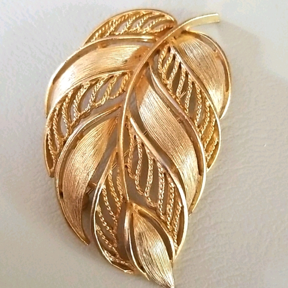 Vintage Signed LISNER Goldtone Leaf Brooch - Picture 9 of 15